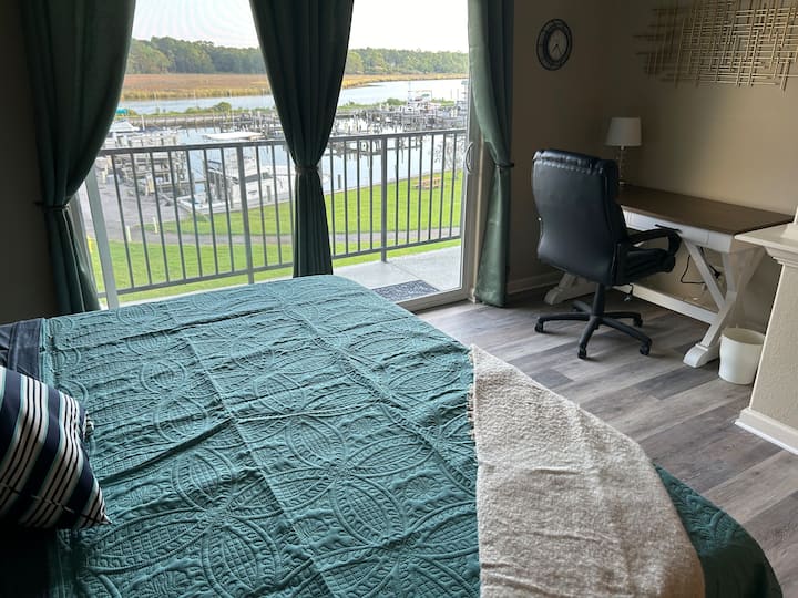 Ყოველ დილით გაიღვიძეთ და ულამაზესი ხედი იშლება მარინასა და ფორტ-ბაიუს აკვატორიაზე.  