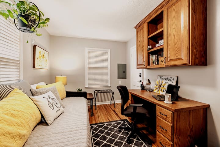 Velikodušan radni stol omogućuje vam da se raskomotite i radite u udobnoj uredskoj stolici.  Osigurane su osnovne uredske potrepštine (klamerica, olovke itd.), kao i igre, karte i materijal za čitanje.