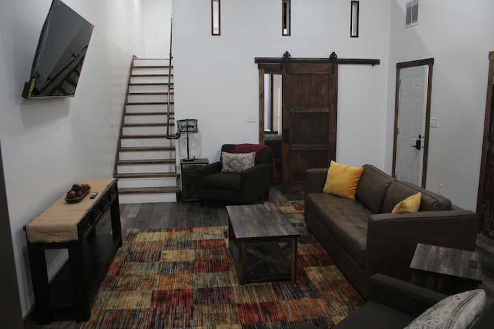 Lee's Luxury Loft - Elkhart, IN