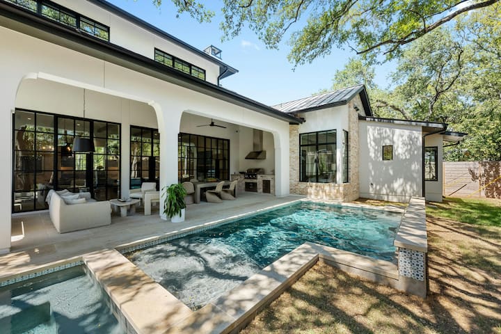 *ACL/Zilker Steps Away* New Luxe 6BDR Dream Home gallery image 2