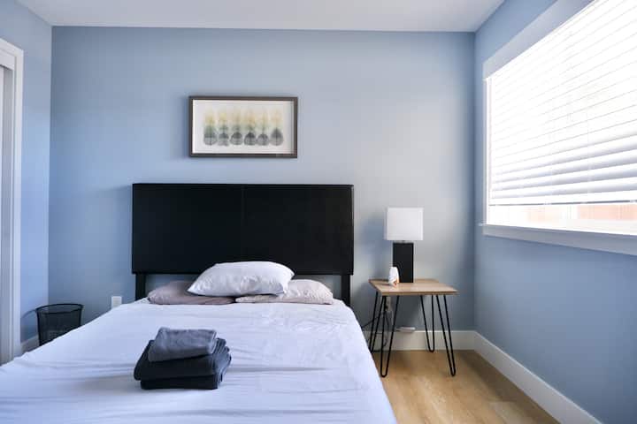 ห้องนอนที่สอง: เตียงเมมโมรี่โฟมขนาดควีนไซส์ 1 หลัง