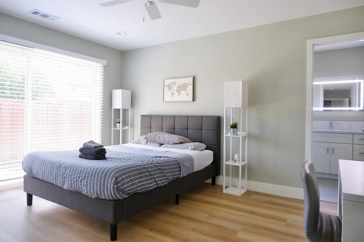 ห้องนอนแรก: เตียงเมมโมรี่โฟมขนาดควีนไซส์ 1 หลังและโต๊ะทำงานสำหรับแล็ปท็อป