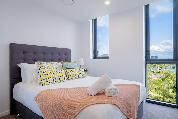 Gezellige gastenslaapkamer met natuurlijk licht – Ontspan in een lichte en uitnodigende slaapkamer met zacht beddengoed en zachte, neutrale tinten.