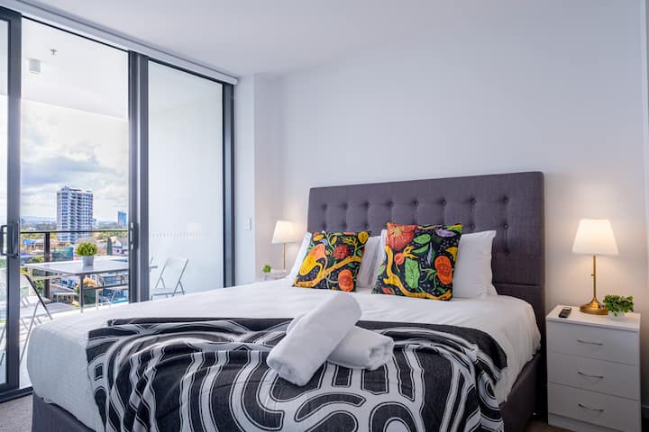 Comfortabele hoofdslaapkamer met mooi uitzicht – De hoofdslaapkamer biedt een gezellige sfeer, versierd met kleurrijke accenten en een prachtig uitzicht.