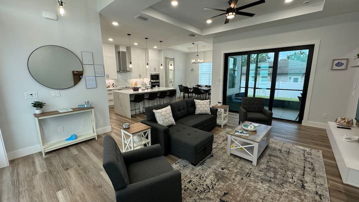 Sunny Florida Escape! Short Drive To The Beach. - Venice, FL