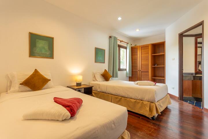 Descansa cómodo en 2 camas individuales con sábanas suaves. La habitación cuenta con aire acondicionado, almacenamiento de ropa y persianas que oscurecen la habitación. Una ventana ofrece una vista agradable, lo que mejora tu estancia.