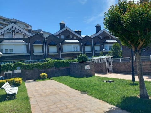 Beach 100 meters away. Spacious villa. Laredo