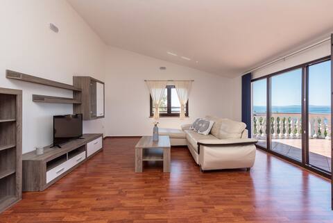 Popular Airbnb listing: Seafront Apartment Astoria in Grad Nin