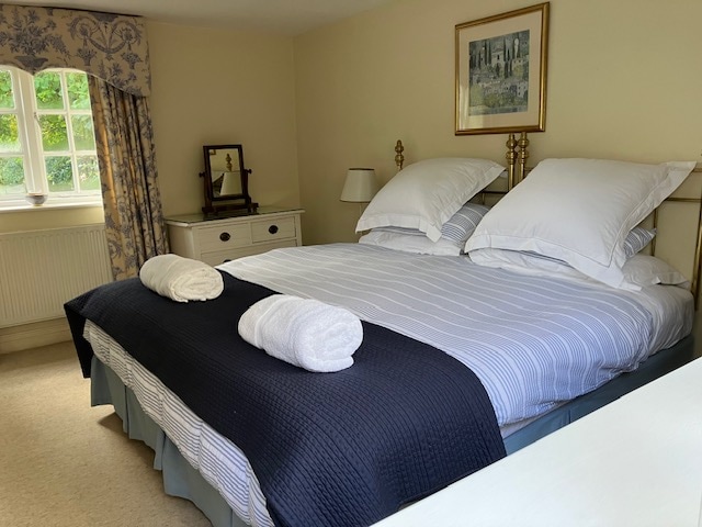 Esta es una cama doble/tamaño king que se puede convertir en 2 camas individuales si es necesario.
