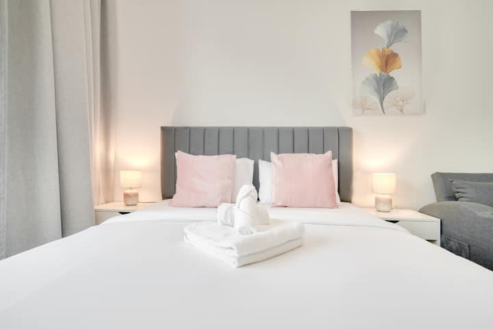 219 Stylish Pool View Studio, Serenity Lakes 5,jvc - Dubai