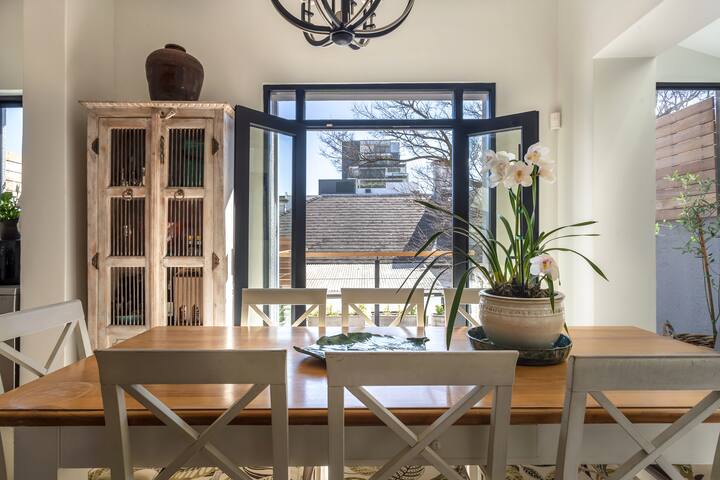 Family home sleeps 8 in central Green Point gallery image 2