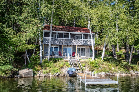Serene Lakeside Retreat