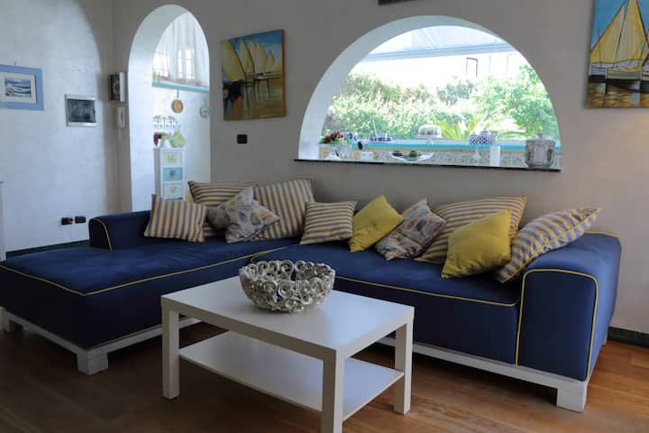 Villa With Garden Just Steps From The Sea - Aprilia
