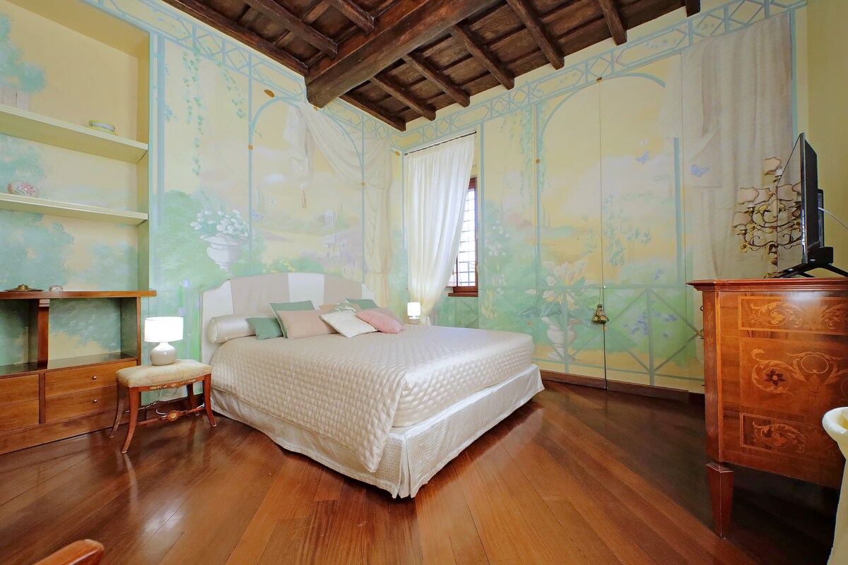 Popular Airbnb listing: Piazza Navona Balcony by Luxury Getaways in Roma