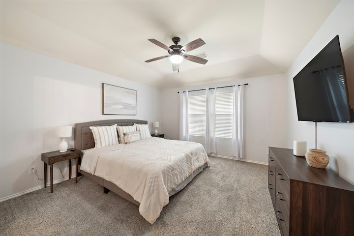 Dormitorio principal con baño adjunto y cama tamaño king