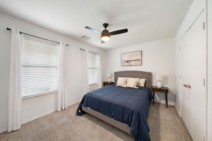 Dormitorio con cama queen