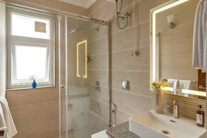 Full bathroom 1 image 2