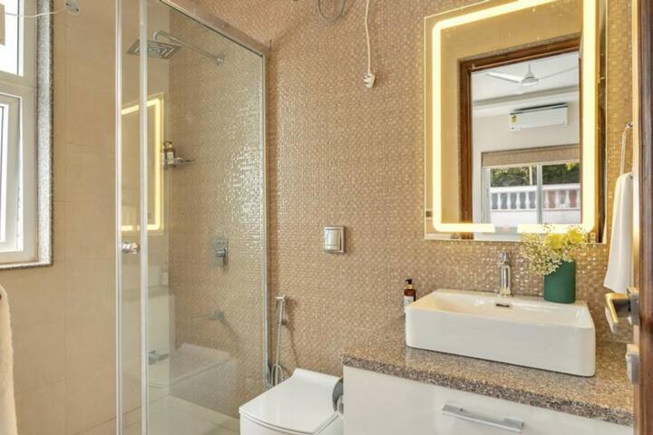Full bathroom 1 image 1