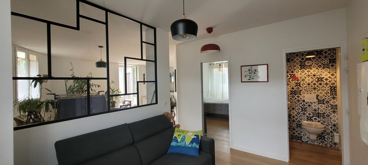 Annonce Airbnb populaire: Bright 1-bedroom apartment with private parking, close to the castle & city center à Pau
