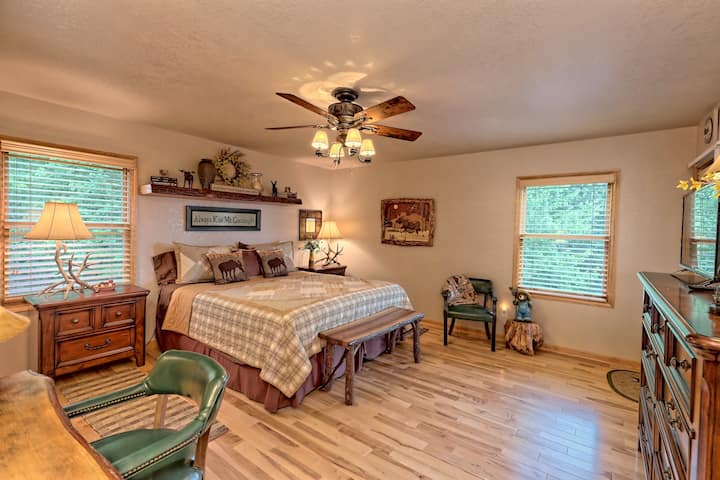 วิวอินทรี • เคบินภูเขาเมอร์ฟี รัฐนอร์ทแคโรไลนา • วิวไกล • ใกล้บลูริดจ์ • ห้องเล่นพร้อมโต๊ะพูลและมุมบาร์ • เฉลียงมีตาข่ายกันยุงพร้อมโต๊ะปิงปอง • 2 พื้นที่นั่งเล่น • ที่พักสำหรับครอบครัวที่กว้างขวาง • สนามเด็กเล่น