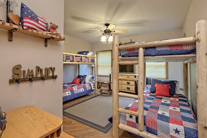 วิวอินทรี • เคบินภูเขาเมอร์ฟี รัฐนอร์ทแคโรไลนา • วิวไกล • ใกล้บลูริดจ์ • ห้องเล่นพร้อมโต๊ะพูลและมุมบาร์ • เฉลียงมีตาข่ายกันยุงพร้อมโต๊ะปิงปอง • 2 พื้นที่นั่งเล่น • ที่พักสำหรับครอบครัวที่กว้างขวาง • สนามเด็กเล่น