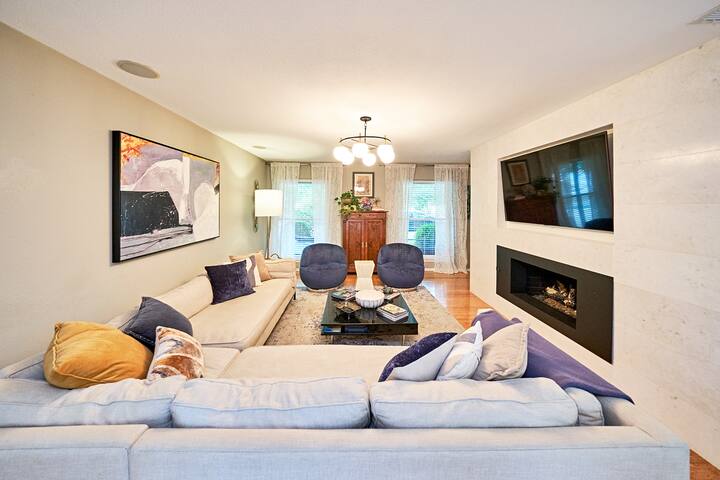 78704 Sola Oasis -Heated Pool, Hot Tub, EV Charger gallery image 2