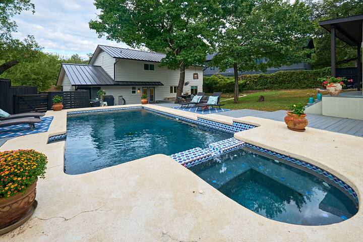 78704 Sola Oasis -Heated Pool, Hot Tub, EV Charger gallery image 4