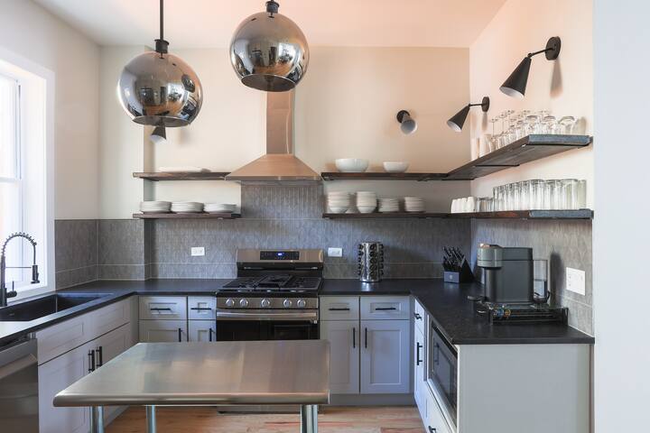 Luxury Two-Level Townhouse | Patio | Lincoln Park gallery image 4