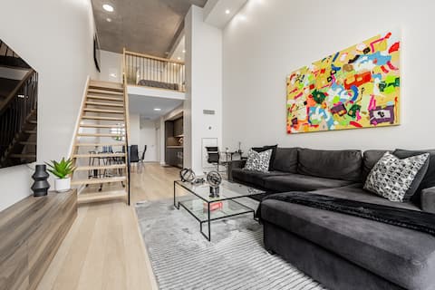 Popular Airbnb listing: Loft Steps to World Cup (BMO Field)/Free Parking in Spadina—Fort York