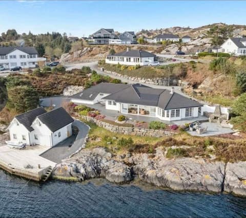 Great house by the lake with its own quay and winter garden!