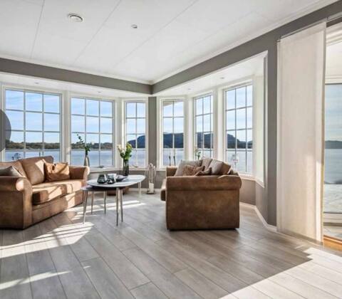 Popular Airbnb listing: Great house by the lake with its own quay and winter garden! in Askøy