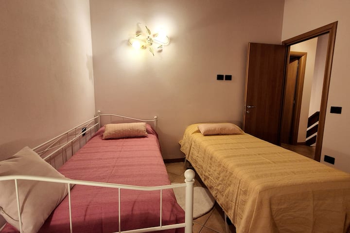 El segundo dormitorio es versátil, lo que te permite elegir entre una cama doble o dos camas individuales que se adapten a tus necesidades.