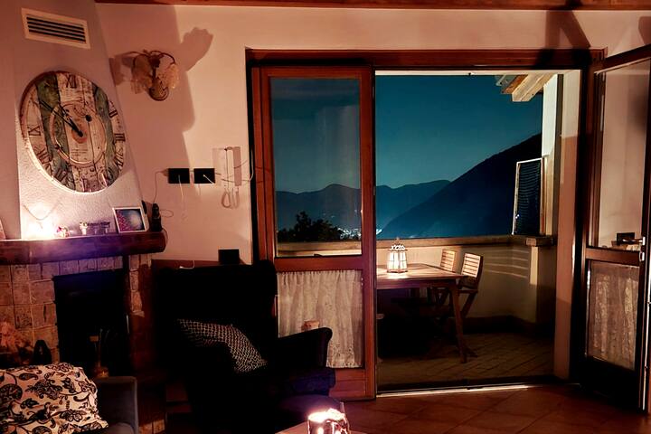 La sala de estar es un espacio acogedor y acogedor con acceso directo a un amplio balcón que ofrece una vista impresionante del lago Endine. Aquí podrás disfrutar de momentos relajantes mientras disfrutas del impresionante paisaje natural. 