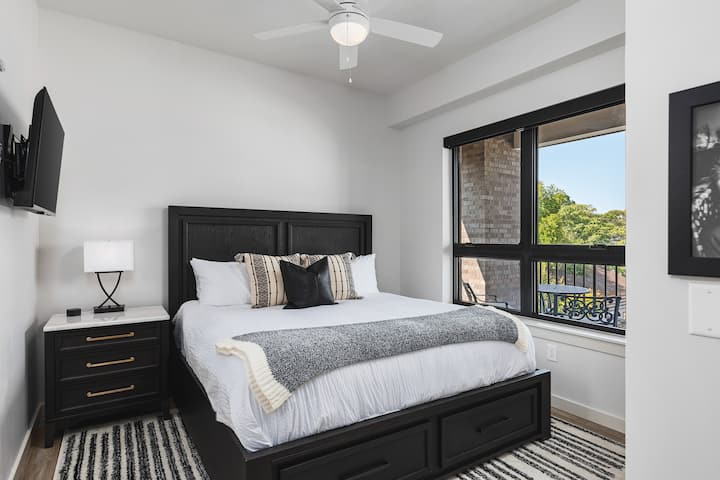 Primarna spavaća soba s udobnim bračnim krevetom, stropnim ventilatorom, roletama za zamračivanje, pametnim televizorom, ormarom i kupaonicom. Dodatno spremište za odjeću dostupno je u dvije velike ladice u podnožju kreveta. 