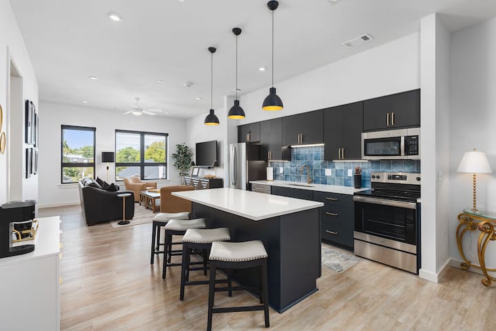 Upscale Music Row Corner Unit- Pool, Rooftop, Gym