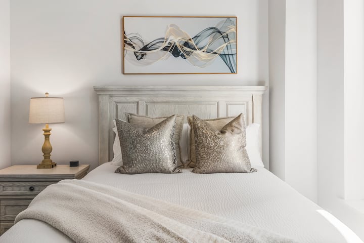 Druga spavaća soba s udobnim bračnim krevetom, stropnim ventilatorom, sjenilima za zamračivanje i ormarom.