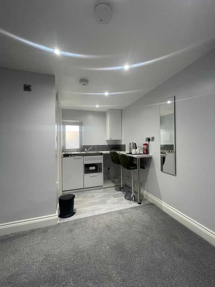 Cozy Studio Flat Romford, London. (Newly Built) - Romford