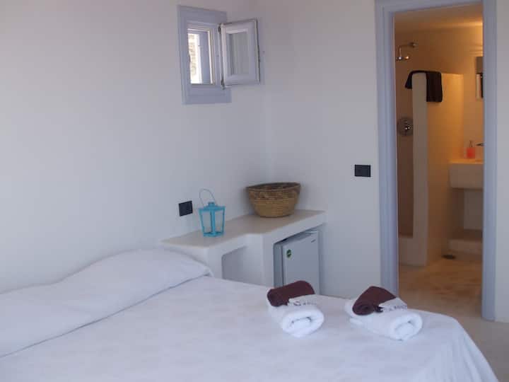 חדר עם מיטה זוגית 