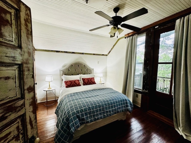 Cortinas opacas, cama tamaño queen, ropa de cama y un armario de buen tamaño en el dormitorio.