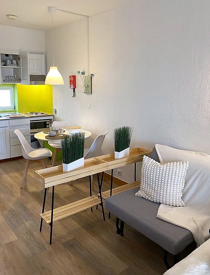 مطبخ صغير مجهز بالكامل