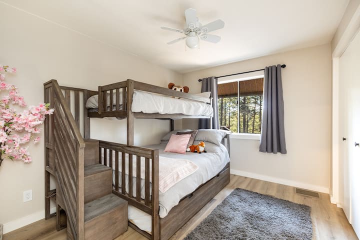 Dvojlôžko hore, manželská posteľ dole. Jednolôžková vysúvacia posteľ pre ďalších hostí. 