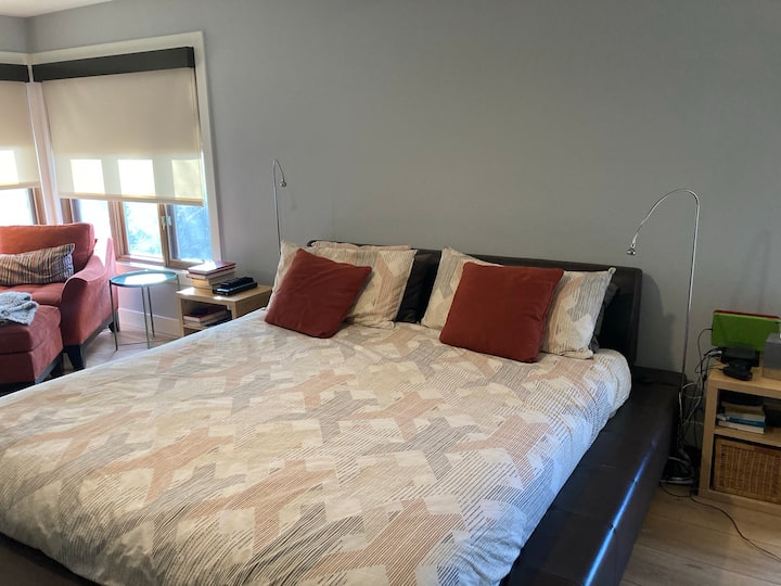 Спалня 2: Основно. Втори етаж. Легло тип Кинг. Място за сядане. Комплект чекмеджета. Основна баня с килер, две мивки, вана и отделен душ.