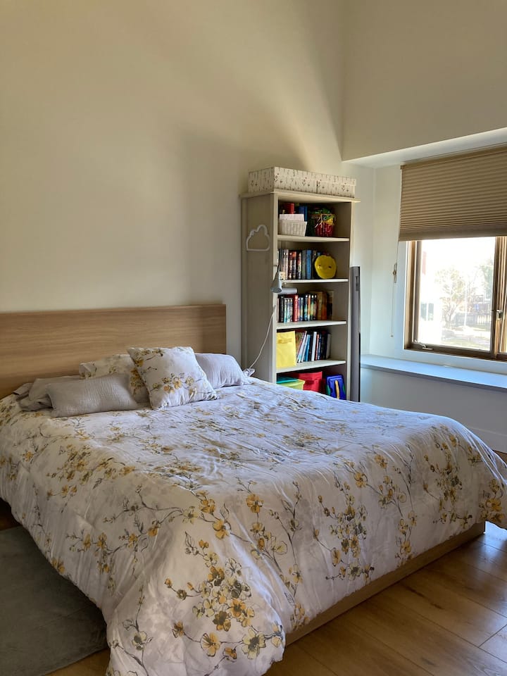 Спалня 3: на втория етаж. Двойно легло. Бюро и стол, килер.