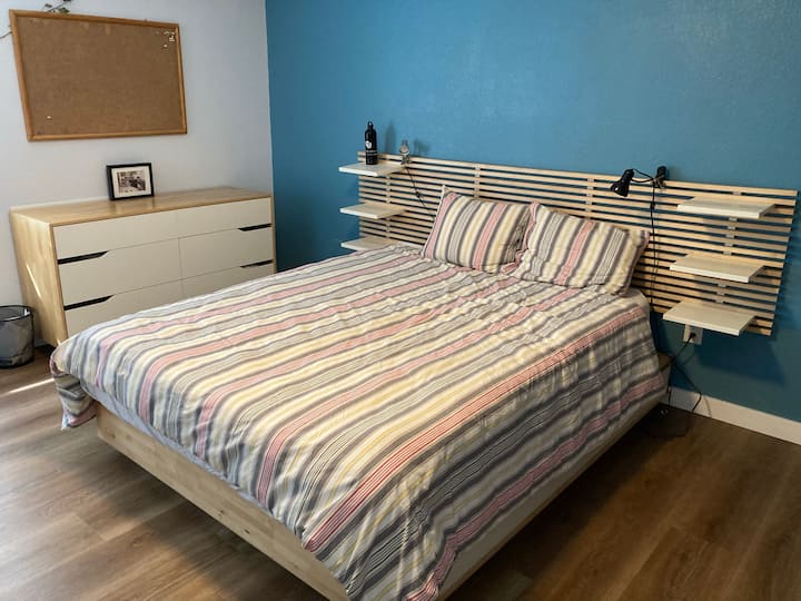 Спалня 4: Сутерен. Двойно легло. Бюро и стол. Комплект чекмеджета. Гардероб. Баня в общо помещение в мазето.