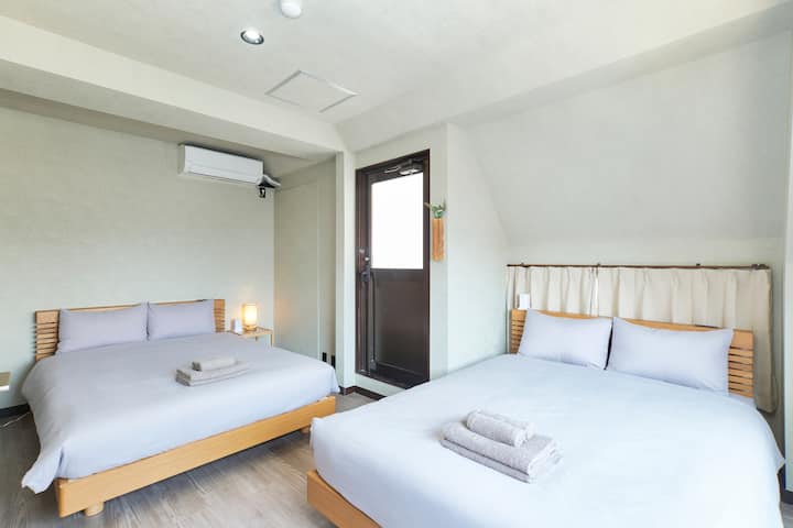5th floor : bedroom area, equipped with 2 double size beds