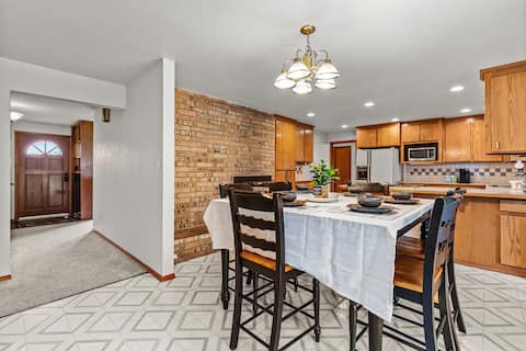 Spacious 5BR | Sleeps 10 | Ideal Groups & Families