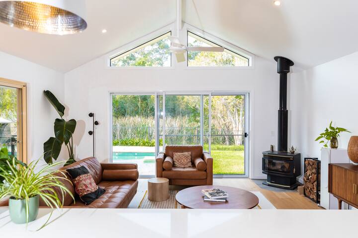 Private Entertainer with Pool, Sauna & Fireplace gallery image 4