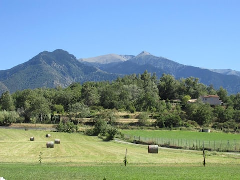 Country house with views of Mount Canigó