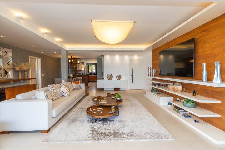 Luxury Beach Front Paradise! Daily Maid Service! gallery image 5