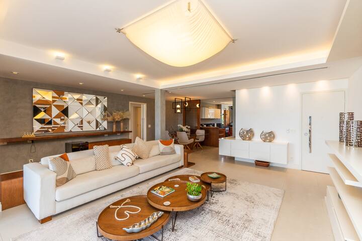 Luxury Beach Front Paradise! Daily Maid Service! gallery image 4